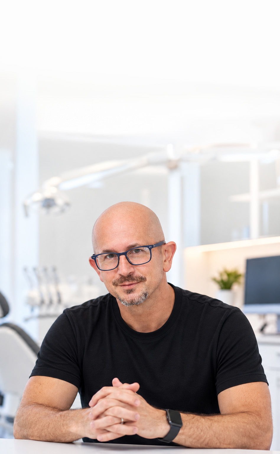 Dr. Dr. Martin Baxmann in seiner Praxis